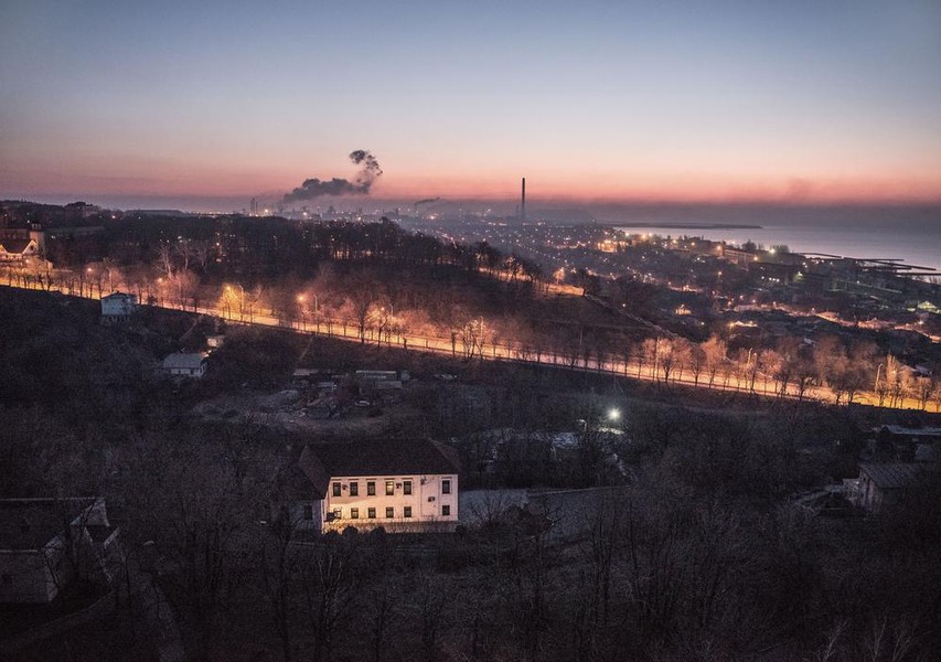 Thành phố ven biển Mariupol trở thành  điểm nóng của các cuộc giao tranh giữa phe ly khai và quân chính phủ Ukraine. Mariupol là "cầu nối" giữa các khu vực do ly khai kiểm soát ở miền đông Ukraine với bản đảo Crimea.